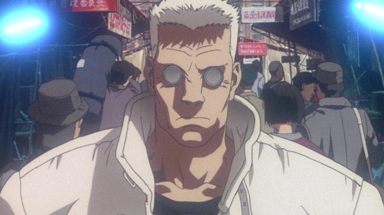 Batou debout dans une rue animée de