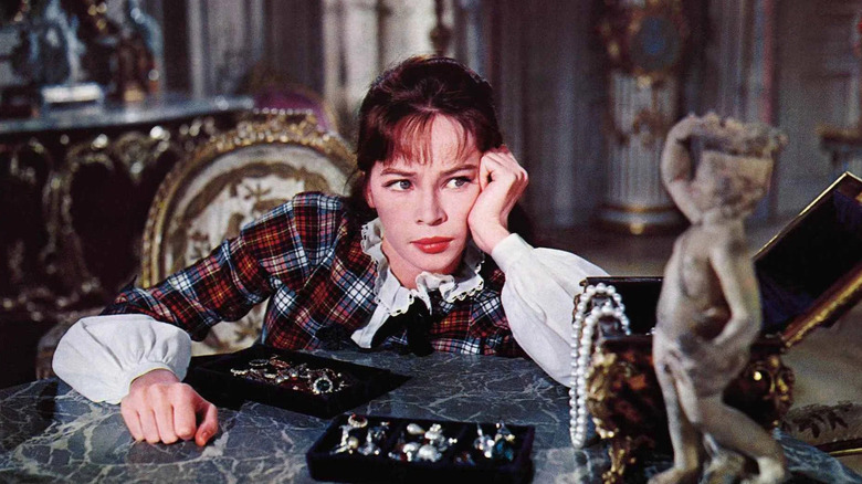 Gigi regardant une statue dans Gigi (1958)