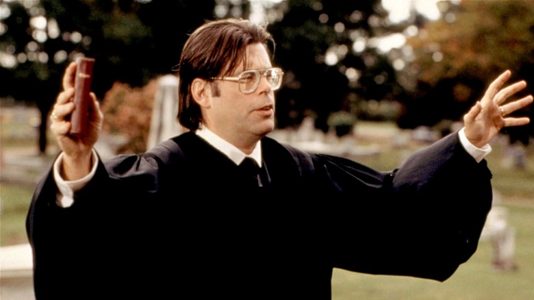 Stephen King jouant le ministre dans Pet Sematary de 1989