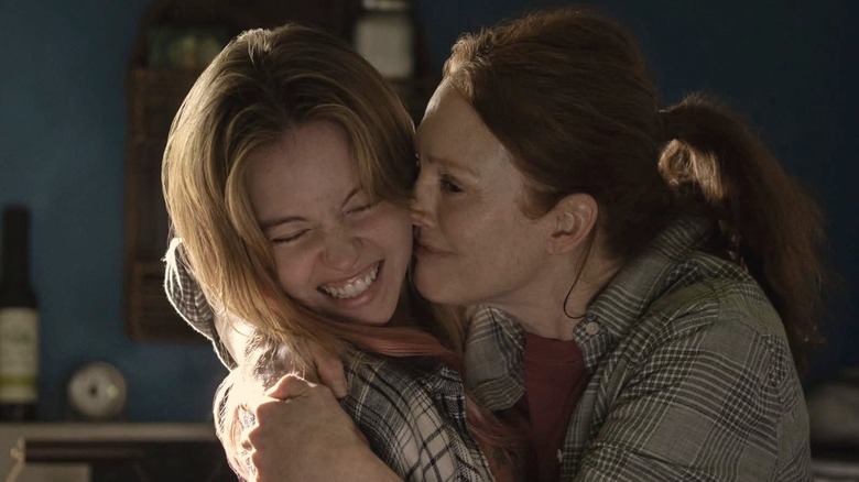 Kate embrasse Claire souriante
