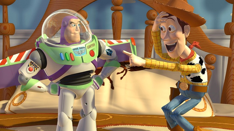 Woody montre Buzz et rit dans Toy Story