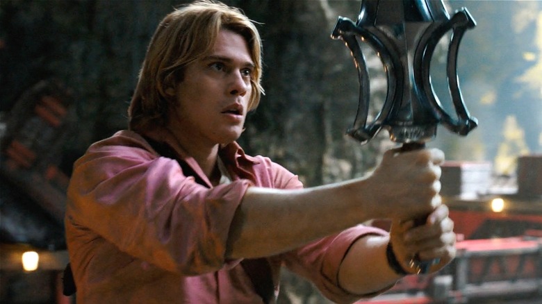 Prince Adam tenant l'épée de puissance