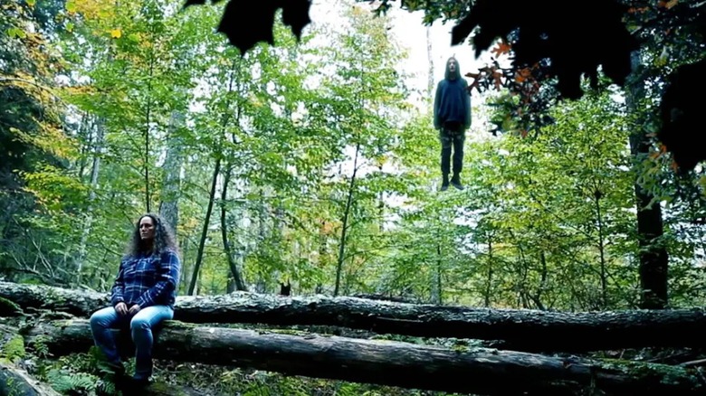 Ivy est assise sur un arbre tombé dans une forêt tandis que l'esprit d'Echo plane dans les airs près d'elle. "Plus vous creusez profondément"