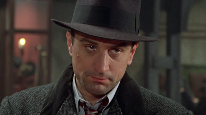 Nouilles avec un chapeau et un manteau dans Once Upon a Time in America (1984)