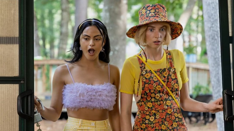 Drea et Eleanor ouvrent une porte et semblent choquées dans Do Revenge