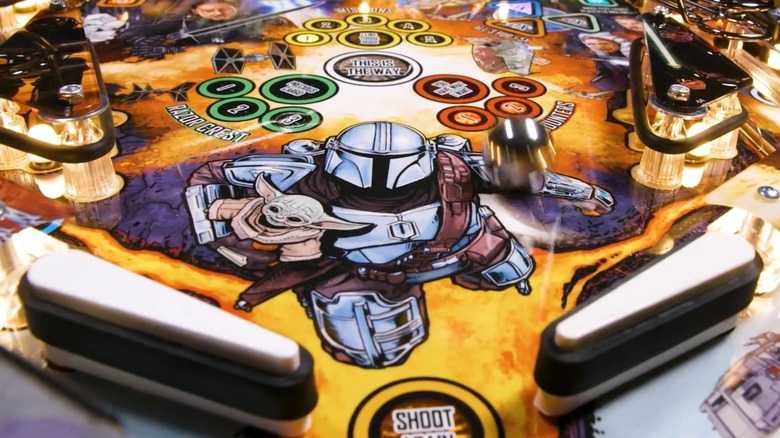 Un gros plan du terrain de jeu du flipper Star Wars - The Mandalorian: LE.