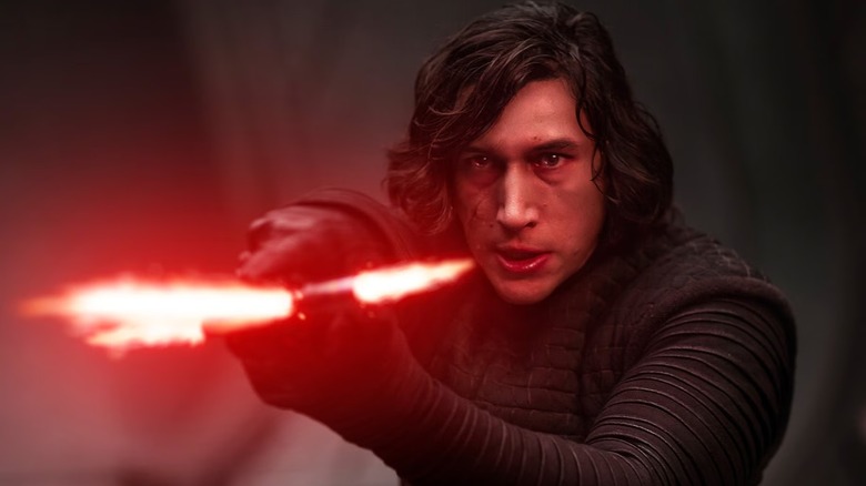 Kylo Ren pointe son sabre laser