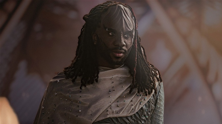 Jay-Den Kraag portant un costume orné dans Star Trek : Starfleet Academy