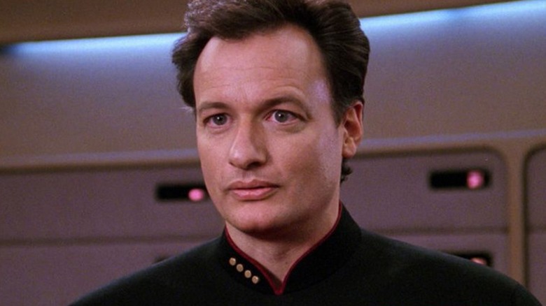 Q dans un uniforme de Star Trek dans Star Trek : The Next Generation (1989)
