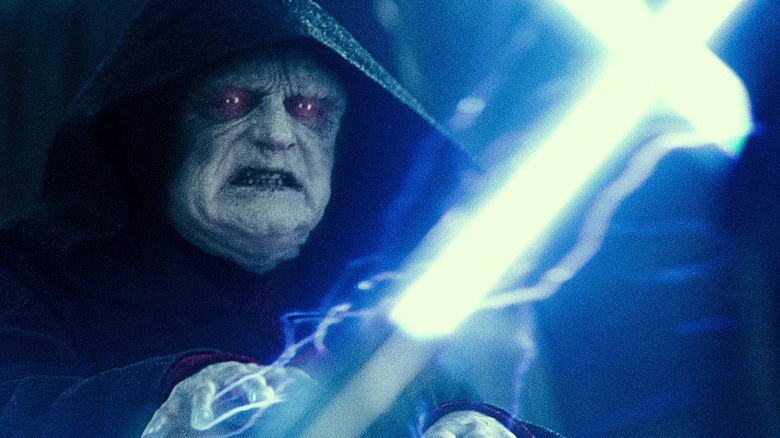 Palpatine tire des éclairs dans Star Wars : L'Ascension de Skywalker (2019)
