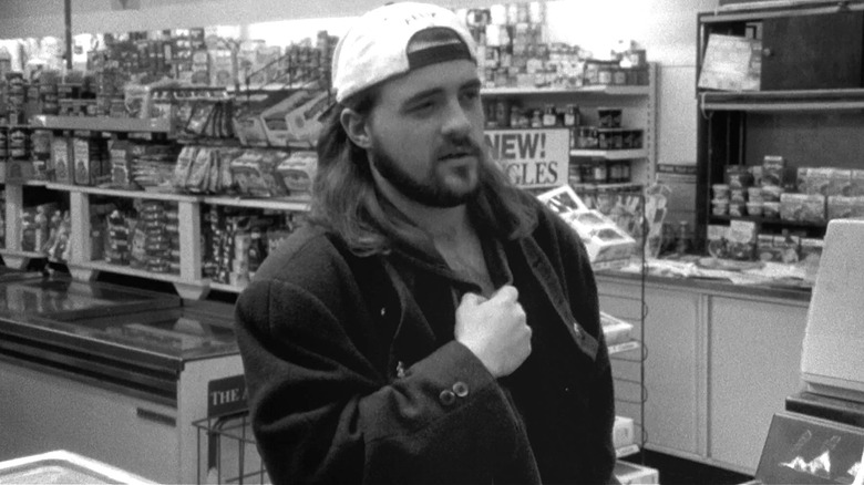 Silent Bob agrippant sa chemise dans Clerks