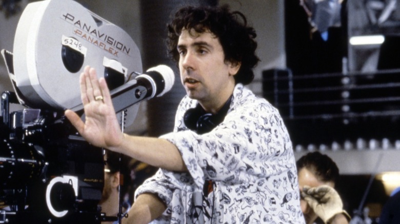 Tim Burton est assis derrière la caméra sur le tournage de Batman Returns