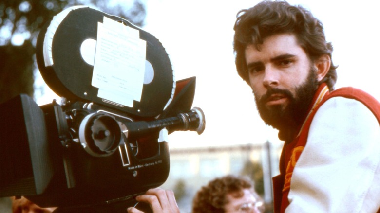 George Lucas assis derrière une caméra