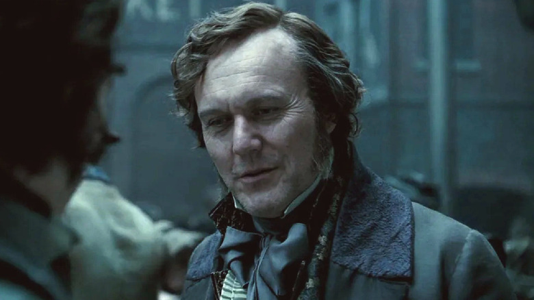 Le gentleman bien habillé complimente Sweeney Todd dans