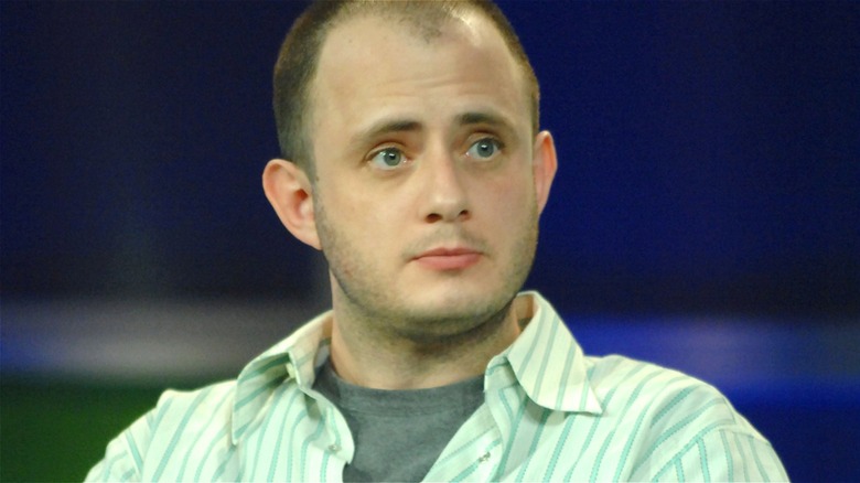 Eric Kripke assis sur scène pour un