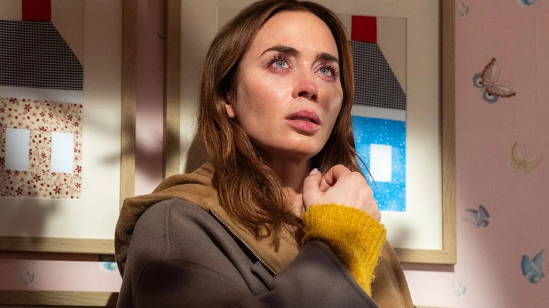 Margaret dans sa chambre d'enfance en train de pleurer lors de la journée de divulgation