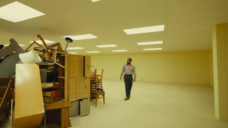 Clark regarde un désordre de meubles dans les Backrooms