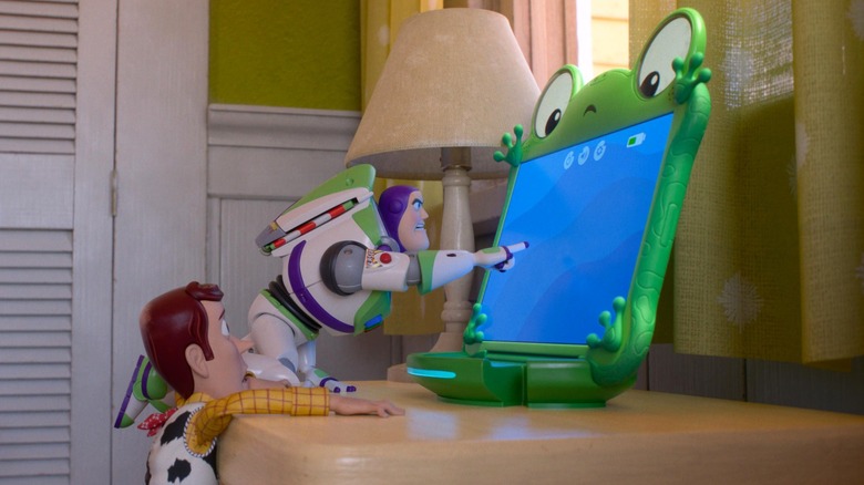 Woody et Buzz regardent Lilypad avec colère dans
