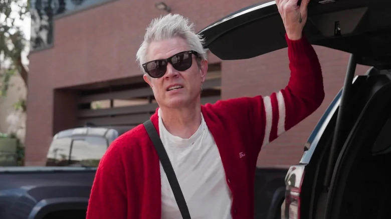 Johnny Knoxville ferme le coffre d'une voiture dans Jackass: Best & Last (2026)