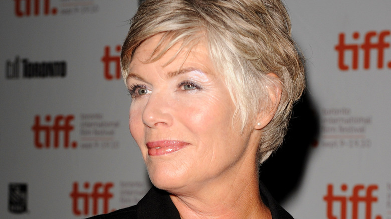 Kelly McGillis cheveux gris courts