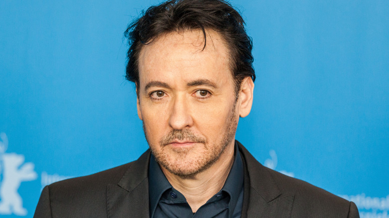 John Cusack regarde