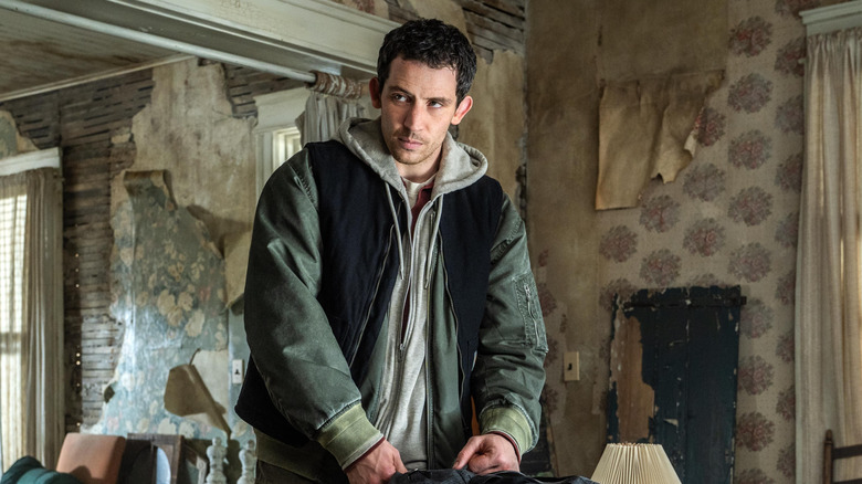 Daniel Kessler assemblant ses objets dans