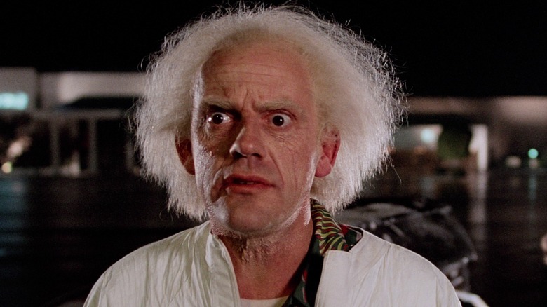 Doc Brown a les yeux écarquillés dans Retour vers le futur