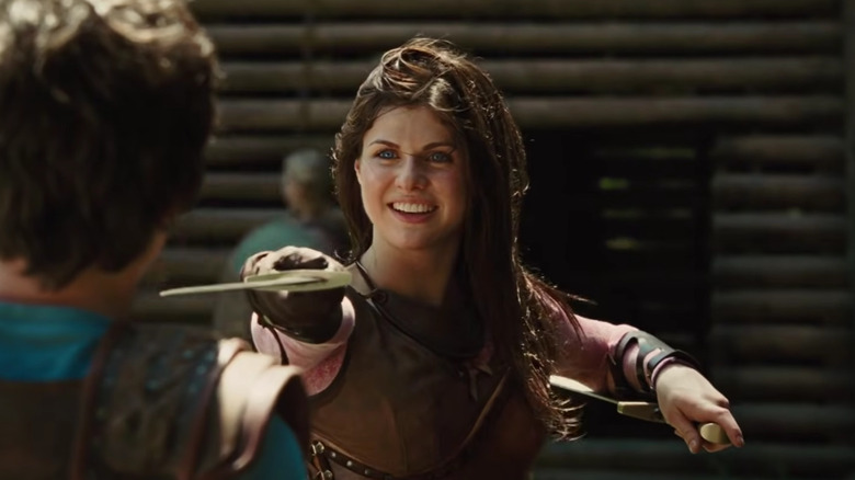Annabeth Chase brandissant une épée et souriante dans Percy Jackson et les Olympiens : Le Voleur de Foudre
