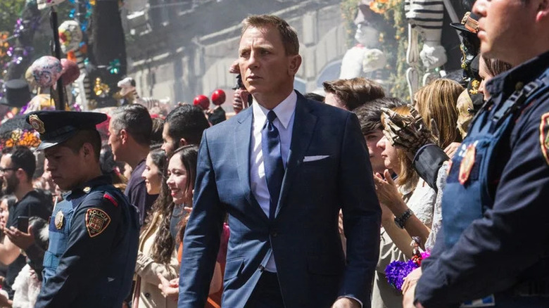 James Bond marchant en plein carnaval dans Spectre