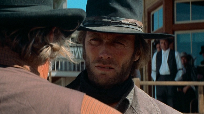 L'Étranger discute avec un habitant du High Plains Drifter