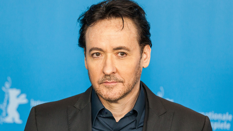 John Cusakc marche sur le tapis rouge