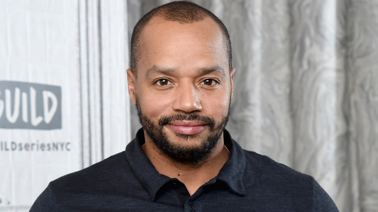 Donald Faison souriant