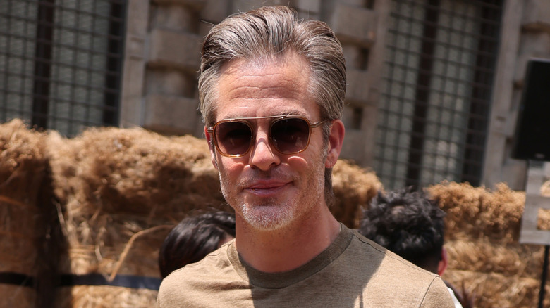 Chris Pine avec des lunettes de soleil