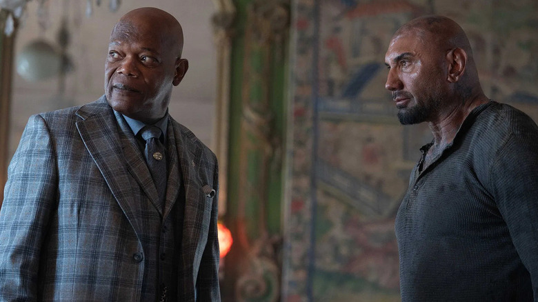 Jake et King regardent dans la même direction dans Afterburn