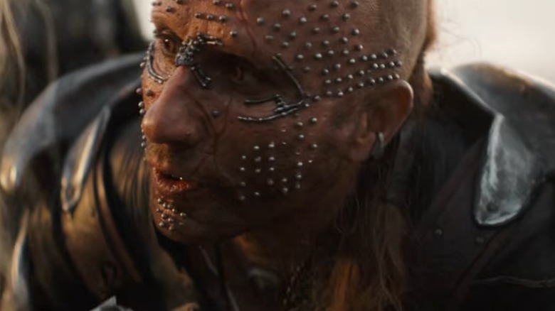 Krem des Collines Jaunes regardant de côté dans Supergirl (2026)