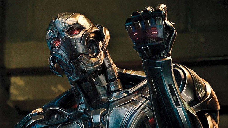 Ultron lève le poing dans Avengers : Age of Ultron
