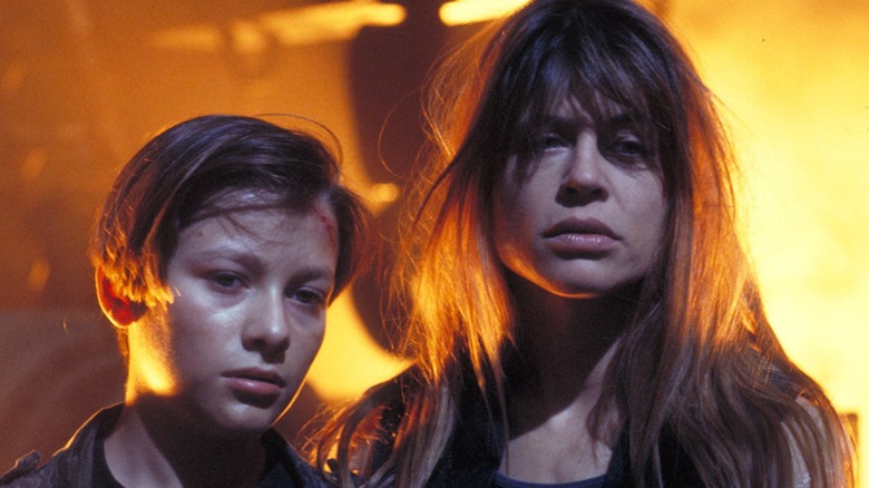 John et Sarah debout ensemble devant le feu dans Terminator 2