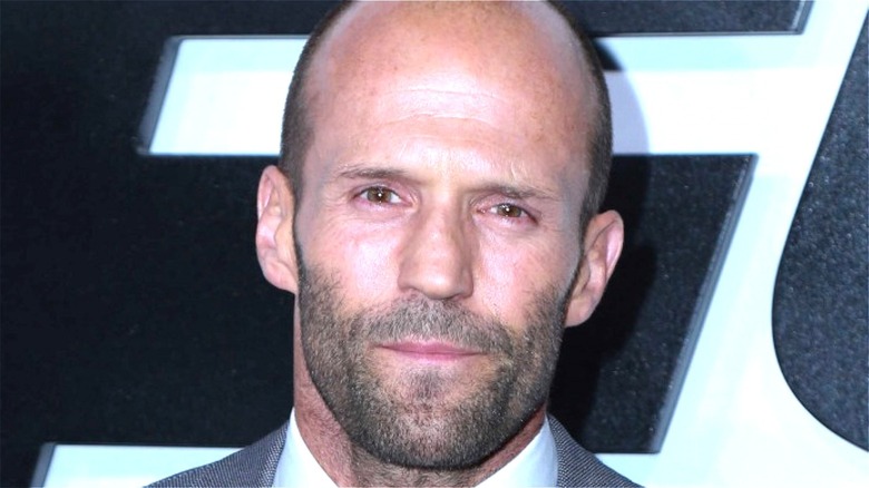 Jason Statham sourit