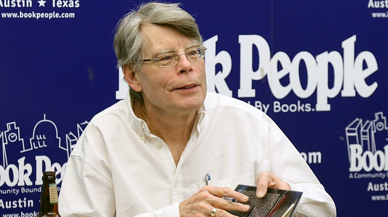 Stephen King dédicaçant des exemplaires de son livre