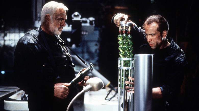 Mason regarde Goodspeed désamorcer une bombe dans The Rock (1996)