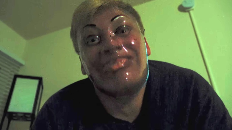 Lait portant un masque transparent