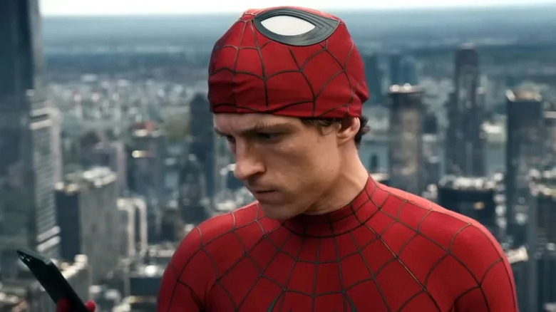 Peter Parker regarde son téléphone dans Spider-Man : Brand New Day
