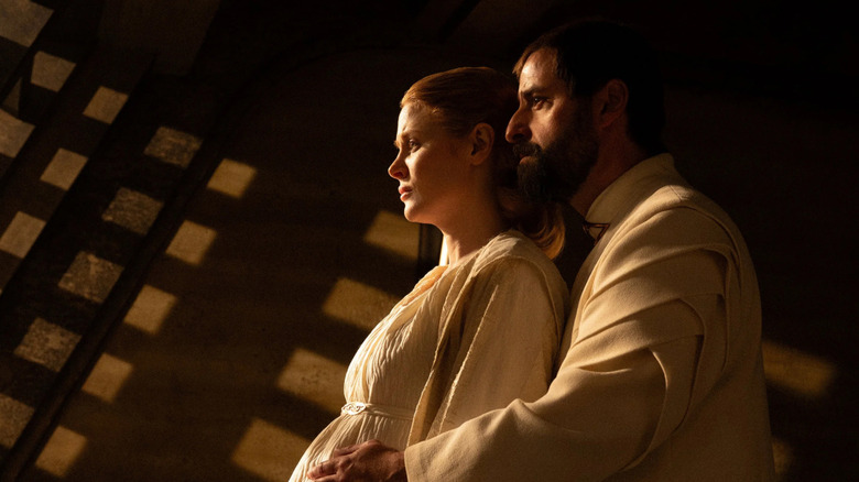 Alura et Zor-El ont l'air solennels et portent du blanc dans Supergirl
