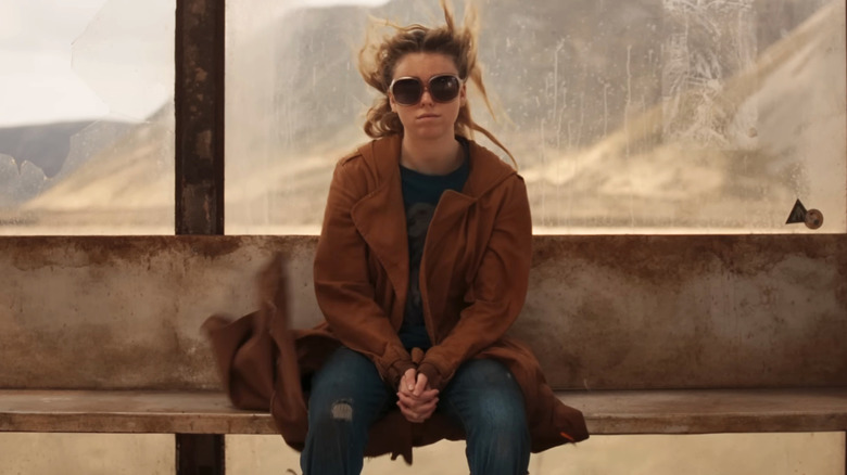 Kara Zor-El assise sur un banc dans Supergirl