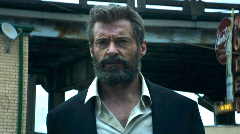 Wolverine porte un costume