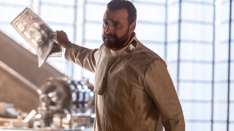 Zor-El tenant un morceau de papier dans Supergirl
