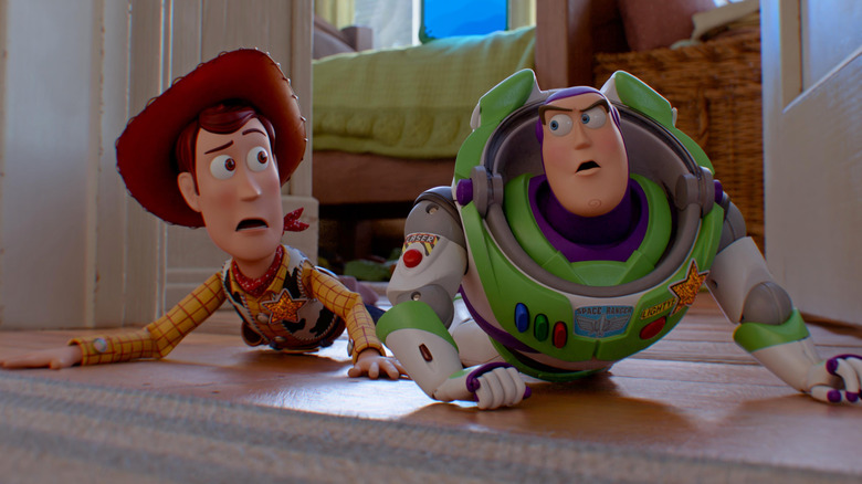Woody et Buzz sortent d'une chambre