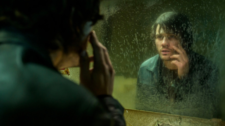James Sunderland se regarde dans le miroir