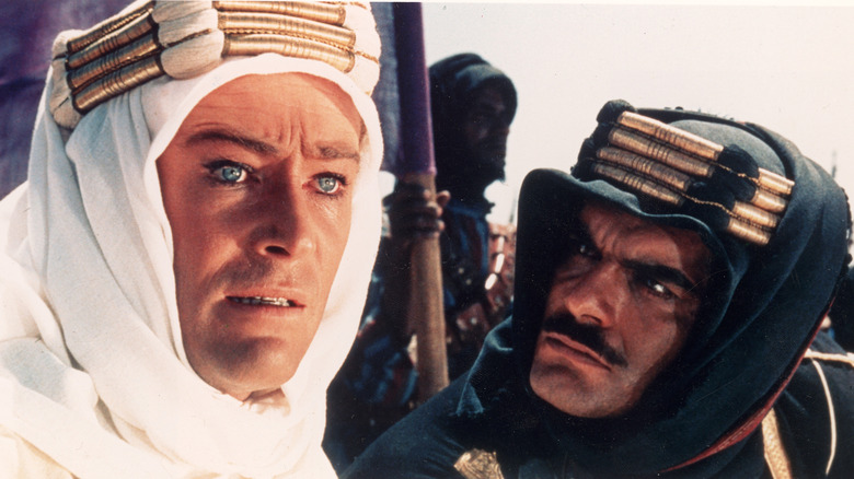 Le shérif Ali ibn el Kharish regarde TE Lawrence dans