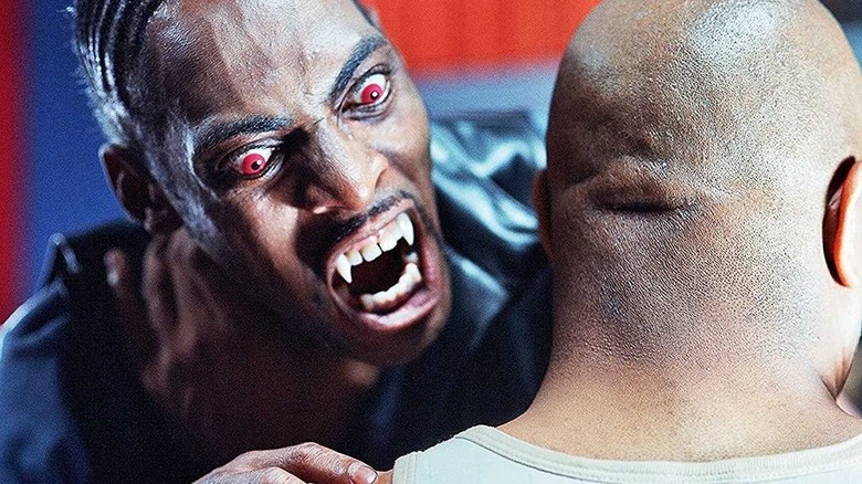 Un 187 vampirisé tente de mordre le cou de Humvee